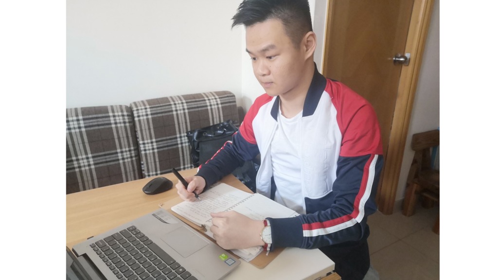 90後馬來西亞華人古昀翰利用在家工作的公餘時間，在大型MOOC平台Udemy和coursera報讀工作相關的網上課程，坦言效果滿意。（受訪者提供圖片）