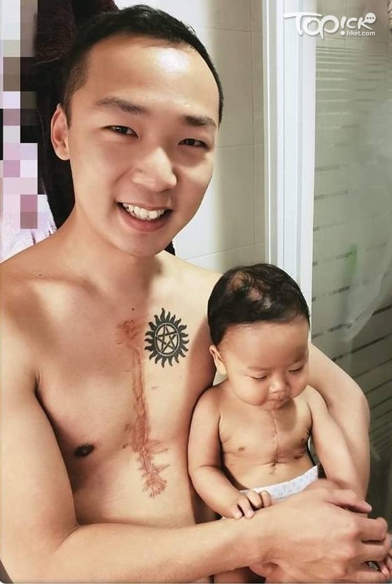 爸爸為兒子紋下愛的紋身。（受訪者提供）