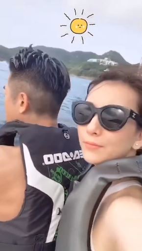 夫妻出海享受二人世界。（影片截圖）