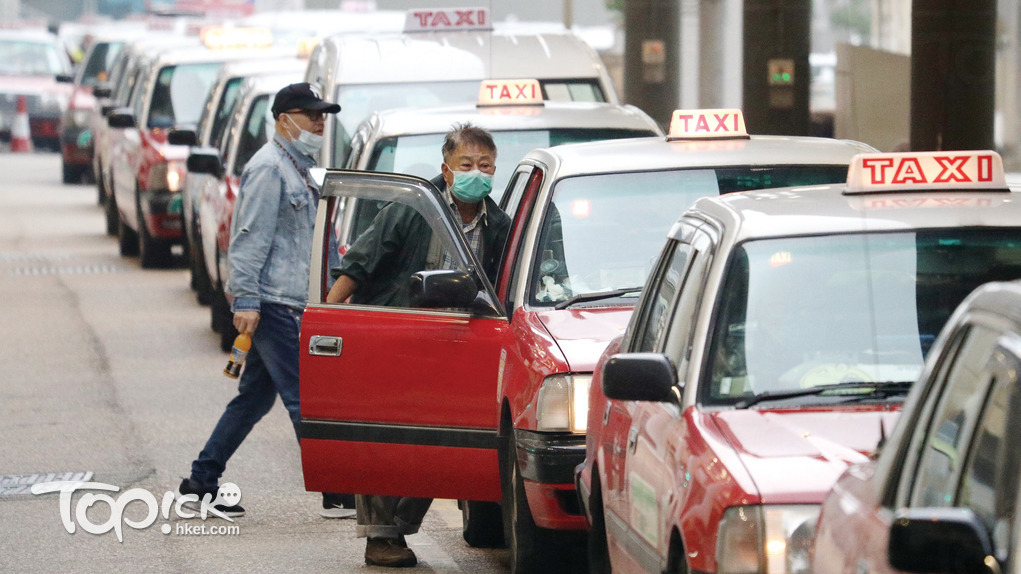 的士司機從業總會於今(4日)指，據聞叫車平台(UBER)公佈將在新加坡的公司遷移到港，該會直指UBER為非法經營，惟港府對此「視而不見」，該會不能接受。(經濟日報資料圖片)