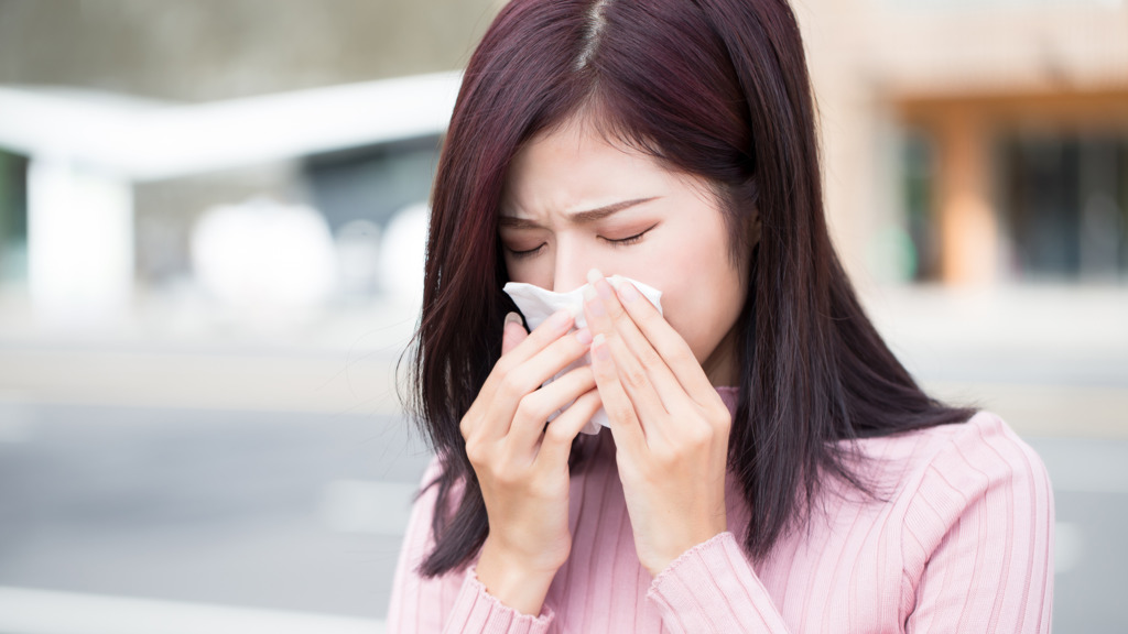 【鼻敏感】鼻腔黏膜長期腫脹壓迫鼻周 可引發過敏性黑眼圈