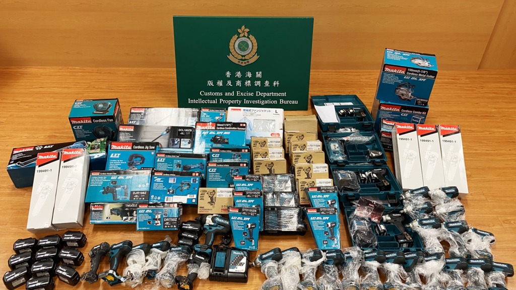 香港海關打擊網上售賣冒牌電動工具，並檢獲93件懷疑冒牌電動工具，包括充電式電鑽、專用電池及電鋸等貨品，估計市值約6萬元，並拘捕一名男子。（海關圖片）