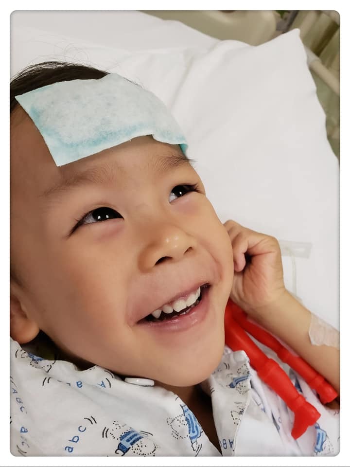 媽媽分享小鐵漢在病床上的甜笑照。（圖片來源︰小鐵漢媽媽fb）