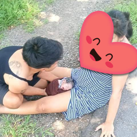 男子用自己的衣服包裹孩子。（facebook圖片）