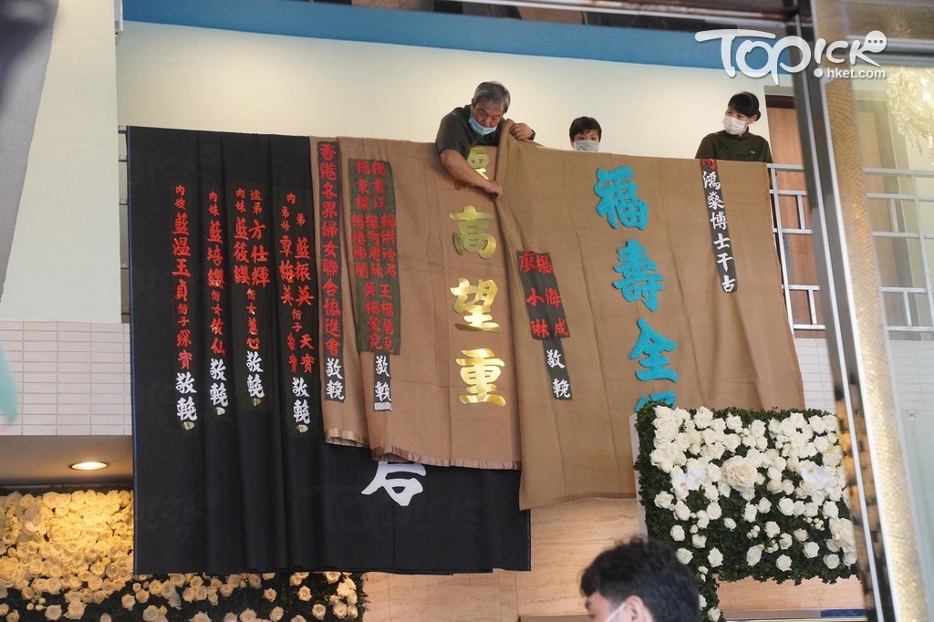 工作人員今日正為靈堂布置。（林宇翔攝）