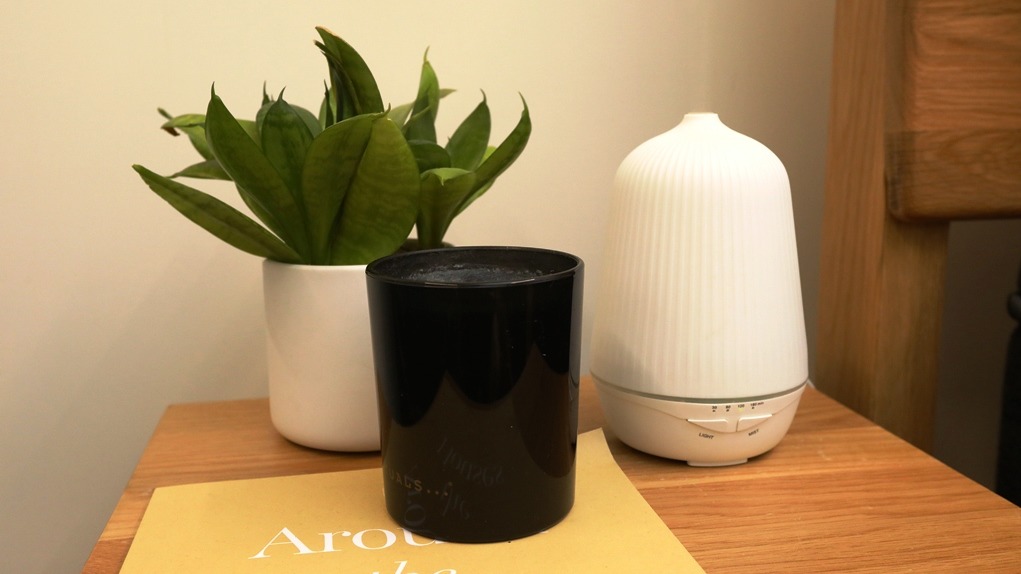 陳列室有植物、播放音樂及點燃香薰，令人置身家中，放鬆心情試床褥。（湯炳強攝）