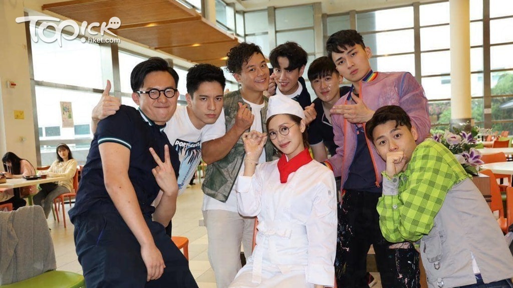 馮盈盈客串《愛．回家之開心速遞》所演的「島大FYY」，在大學萬倒大批男生。（取自吳偉豪facebook）