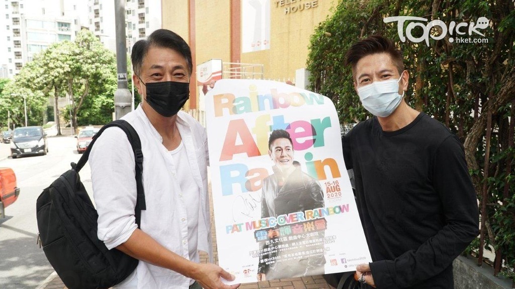 雷有輝向張松枝送上演唱會海報。
