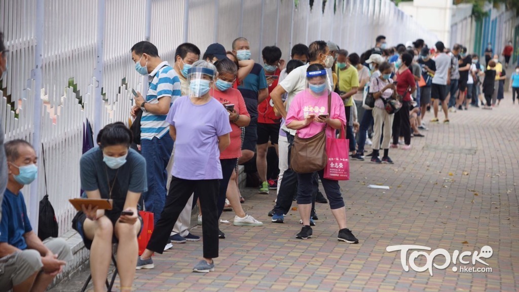 東九龍普通科門診診所門外於早上7時，已排滿領取深喉唾液樣本樽人士。（陳國峰攝）