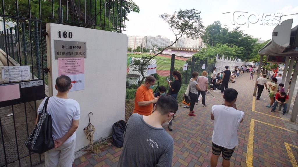 市民可前往醫管局指定的22間普通門診診所取樣本瓶，並在指定時間內提交。（陳國峰攝）