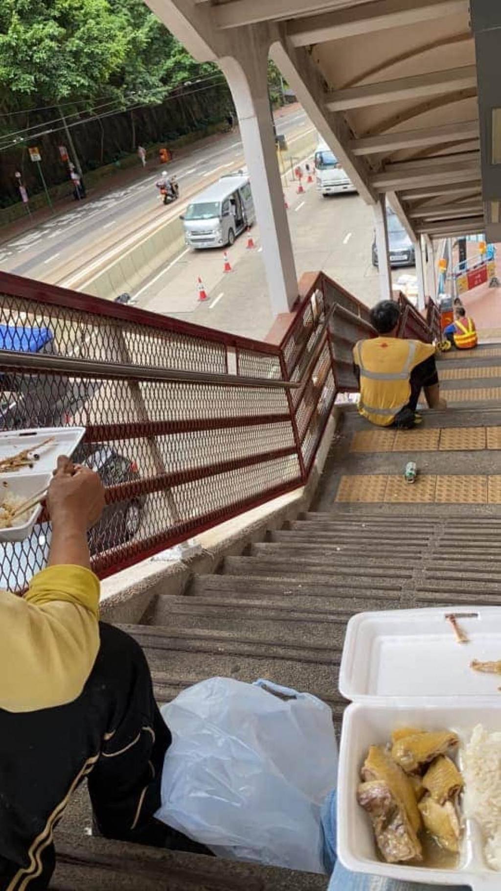 有戶外工作者選擇在天橋吃飯。（網上圖片）