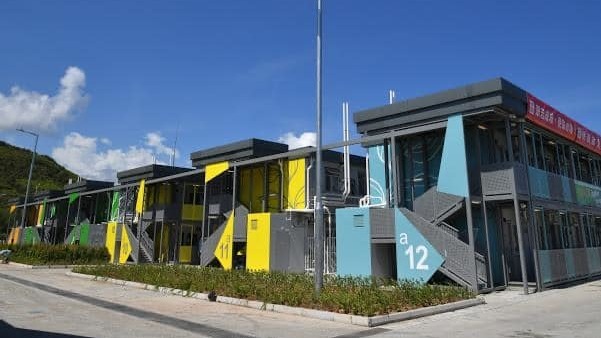 竹篙灣檢疫營舍第一期工地，以「組裝合成」建築法分別興建100個和700個檢疫單位。（fb圖片）