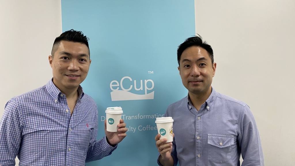 何卓堯（左）和李敏華（右）在一年半前開發eCup程式，為使用者提供預先下單買咖啡的服務，至今有逾100間咖啡店加入程式。（受訪者提供圖片）