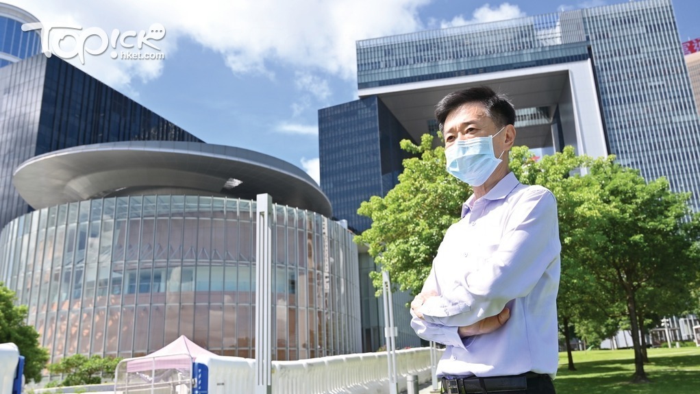 姚思榮見證着本港旅遊業的高山低谷。（程志遠攝）