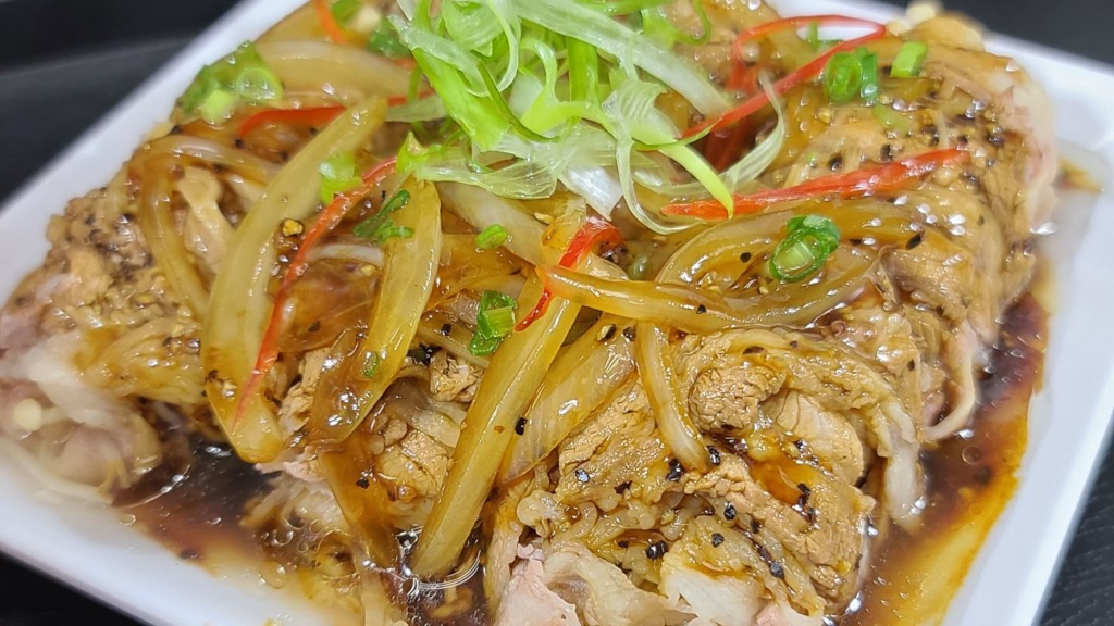 即食包有採用高級食材如圖中的黑椒汁美國安格斯肥牛金菇，也會用價錢較貴的海鮮食材，如西芹炒蝦仁，阿偉說他們也考慮了一陣子才放入餐單。（圖片被訪者提供）