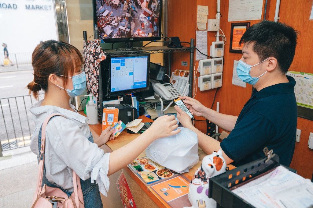 樂德茶餐廳安裝流動收款機2周，現時已有2成收入來自於八達通付款，也見到顧客會因有電子支付而回頭。（八達通提供相片）