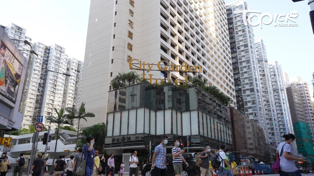 消息指北角城市花園是其中一間會安排內地檢疫人員的酒店之一，酒店現時進行內部裝修。（林宇翔攝）