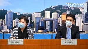 張竹君（左）指，昨日初步確診的葵涌碼頭2號閘保安員今日確診。（程志遠攝）