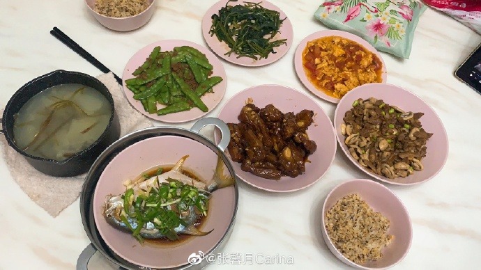 張馨月經常在家鑽研廚藝。（微博圖片）