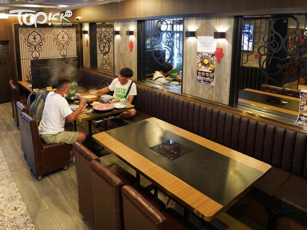 港府宣布明日起延長晚市堂食至晚上10時。(林宇翔攝)
