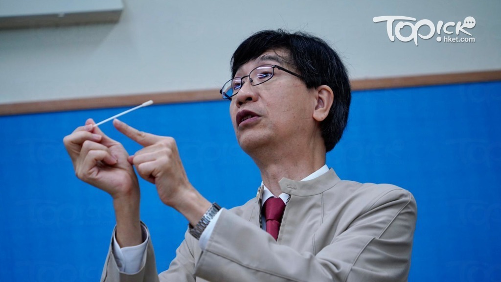 袁國勇今日下午到銅鑼灣皇仁書院社區檢測中心接受採樣。（梁偉榮攝）