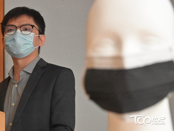 負責今次研究化學系助理教授葉汝全解釋,激光感生石墨烯口罩原理,是石墨烯親水或疏水性,對細菌表面造成破壞或加快細菌疏水速度。(程志遠攝)
