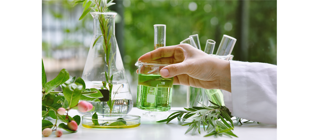 AQ水是一種草本植物膠原生物製劑，以三葉草、青蒿素、苦皮素等多種天然植物萃取液，提煉和內發酵而成。