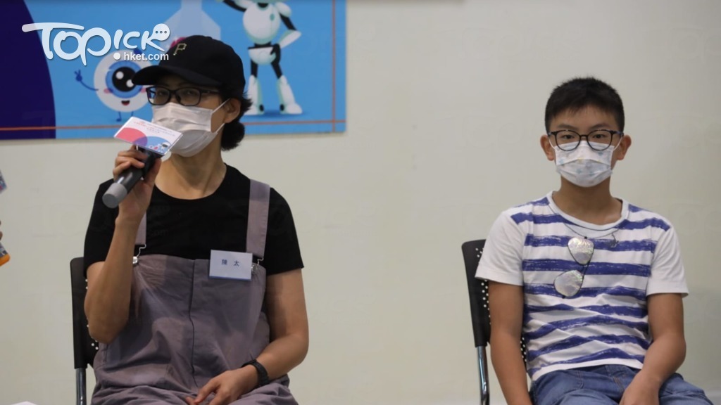康仔現就讀小學五年級，年紀小小便已有深近視，陳太很擔心日後他會變成千度近視。(冼偉倫攝)