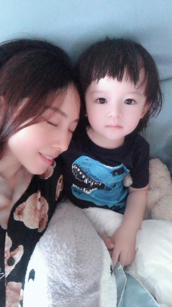 女兒已快3歲。