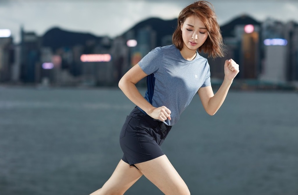 新歌《二人總比一人好》由她一手兼顧製作。