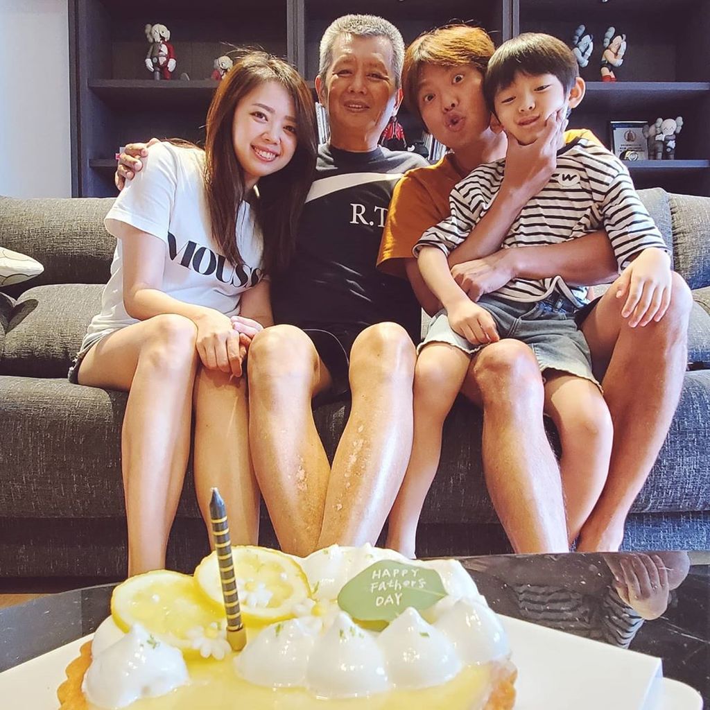 小鬼生前與家人的最後一張全家福。（instagram圖片）