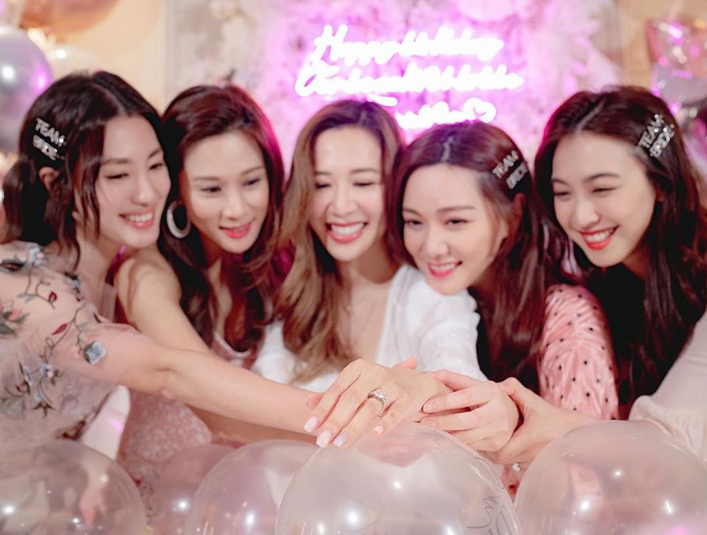 岑杏賢戴上鑽戒與好姊妹開Party。（Instagram圖片）