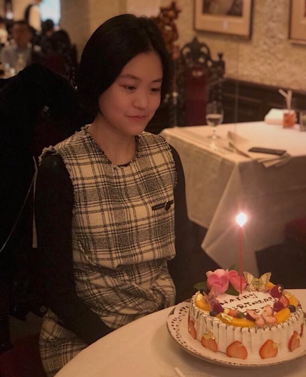 Zoe笑得靦腆。(instagram圖片)