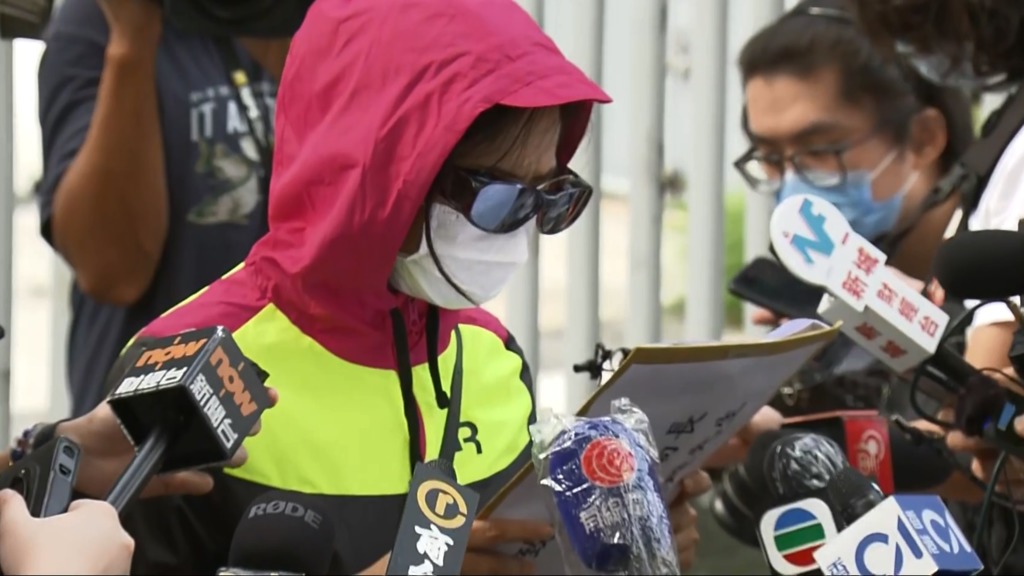 潘曉穎母親到政府總部交請願信予保安局局長李家超。（影片截圖）