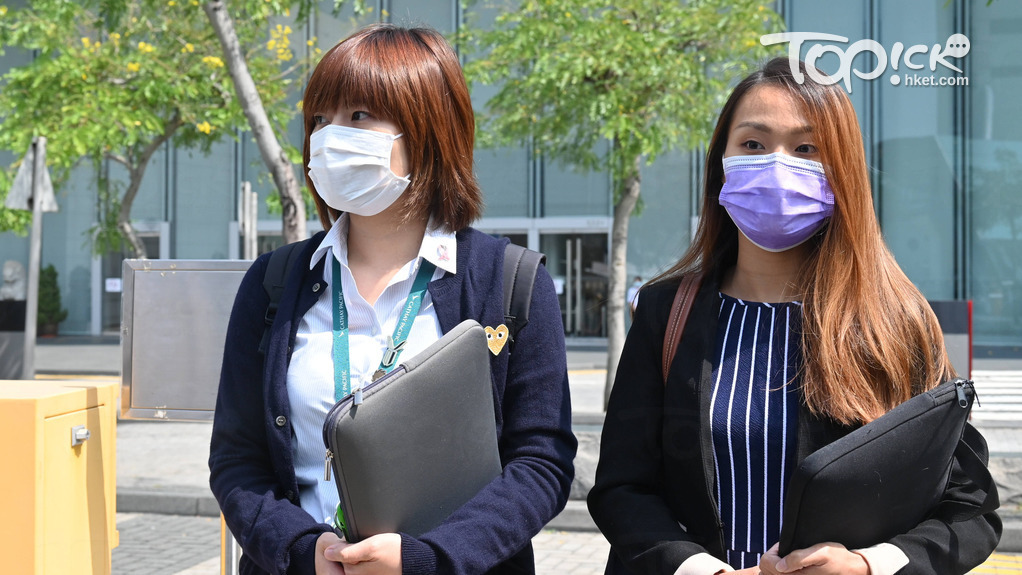 國泰空中服務員工會下午與資方開會討論新合約安排，主席王思敏（左）會後表示，留任員工底薪將減少14至36%，將於明年1月生效。（曾耀輝攝）