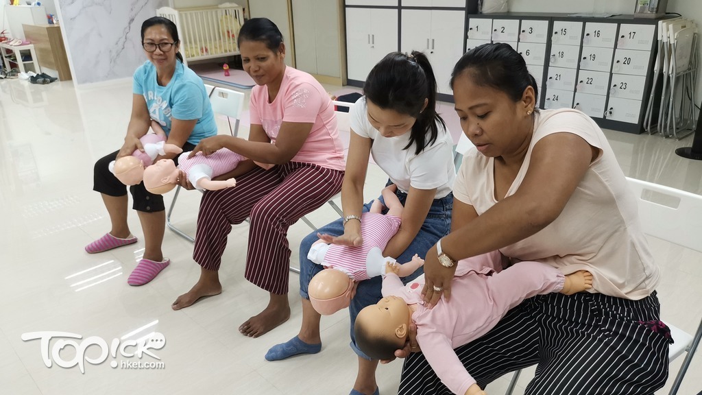 急救課程主要對象是1歲左右嬰幼兒的家庭成員，甚至有工人姐姐、四大長老及懷孕中的新手父母也來上堂做定準備。（受訪者提供圖片）