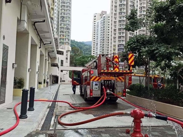 消防到場後開喉灌救。(何坤洲區議員fb圖片)