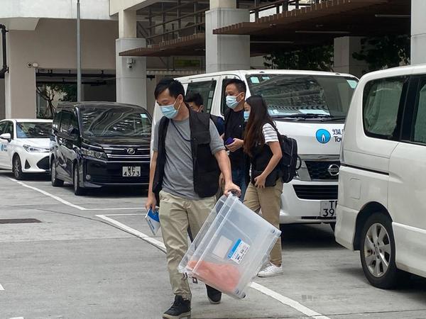 警方到場調查,將案件列作謀殺及自殺案處理。(黃傑偉攝)