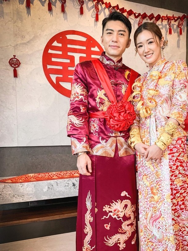 袁偉豪張寶兒發放中式婚照。