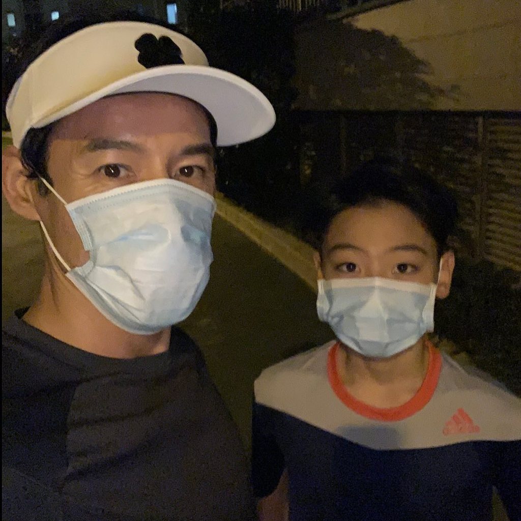 徐榮跟兒子徐朗享受跑步樂。（取自instagram）