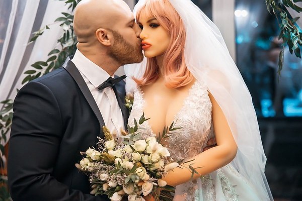 2人於11月結婚。(Instagram @yurii_tolochko)