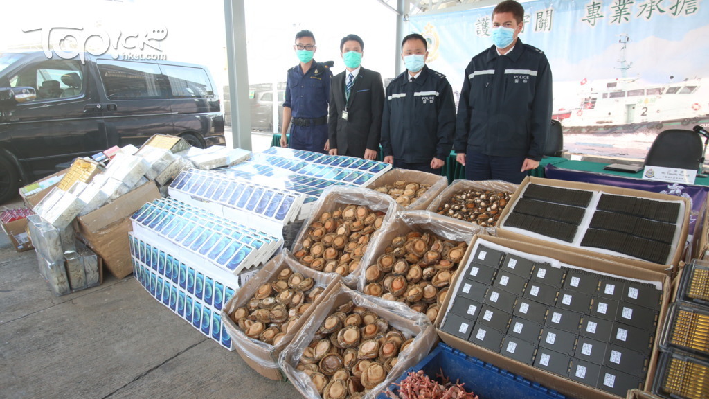 海關水警檢獲一批懷疑走私貨物，包括最新蘋果手機、高價食材如鮑魚和化妝品等。(曾秋文攝)