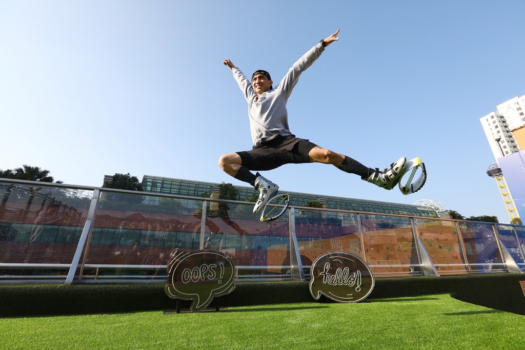 健身燒脂運動Kangoo Jumps，穿上特製彈弓鞋，可以彈跳得很高。（湯炳強攝）