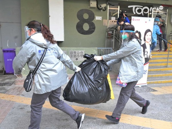 衞生防護中心職員收集樣本。(曾耀輝攝)