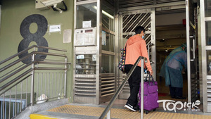 葵盛西邨第8座爆疫致22人染疫。 （林宇翔攝）
