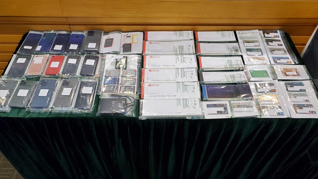 海關早前破獲一個涉嫌洗黑錢8.8億元的集團，行動中拘捕4人，並檢獲一批手提電話、銀行保安編碼器及支票簿。（政府新聞處圖片）