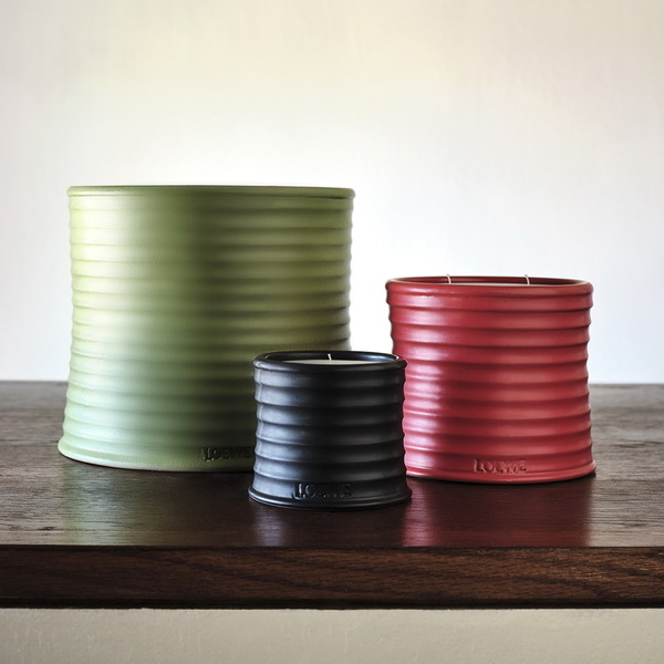 西班牙時裝品牌LOEWE首度推出香氛蠟燭系列,4種基調相當特別,分別為番茄葉、忍冬、甜菜還有叫人意想不到的大麻,蠟燭則以簡約的淨色陶瓷盛載,極有格調。($650-$3,200 / 連卡佛)(品牌提供)