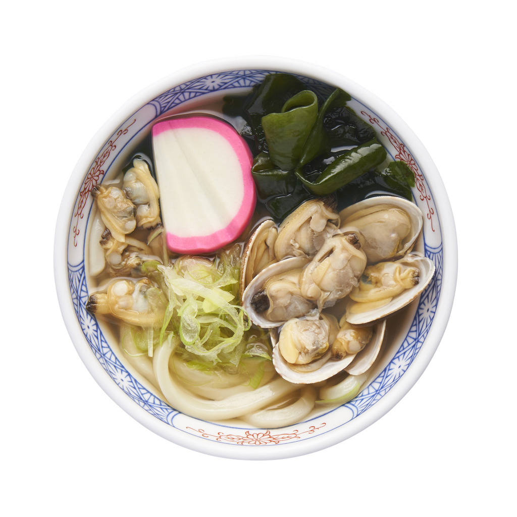 想達到暖身作用，建議應多選吃熱食，如日本餐可選吃蜆肉湯烏冬。（iStock圖片）