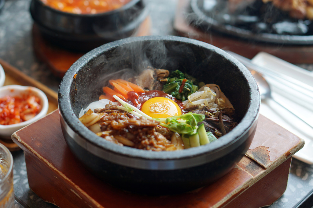 韓式石頭鍋飯，落單時提出走麻油，再拌上韓式辣醬，也是熱辣辣且低脂之選。（iStock圖片）