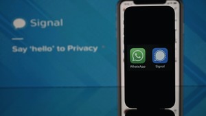 WhatsApp重申與Facebook均無法取得用戶間的私人訊息。(法新社圖片)